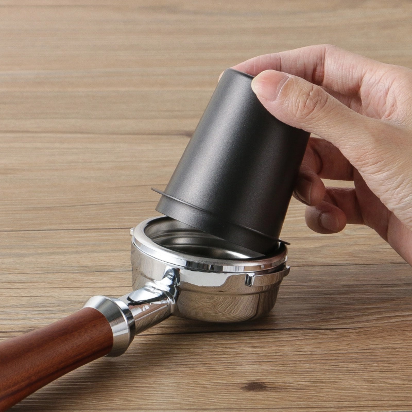 Kubek dozujący kawę wąchający  – Coffee Extraction Equipment recenzja i cena